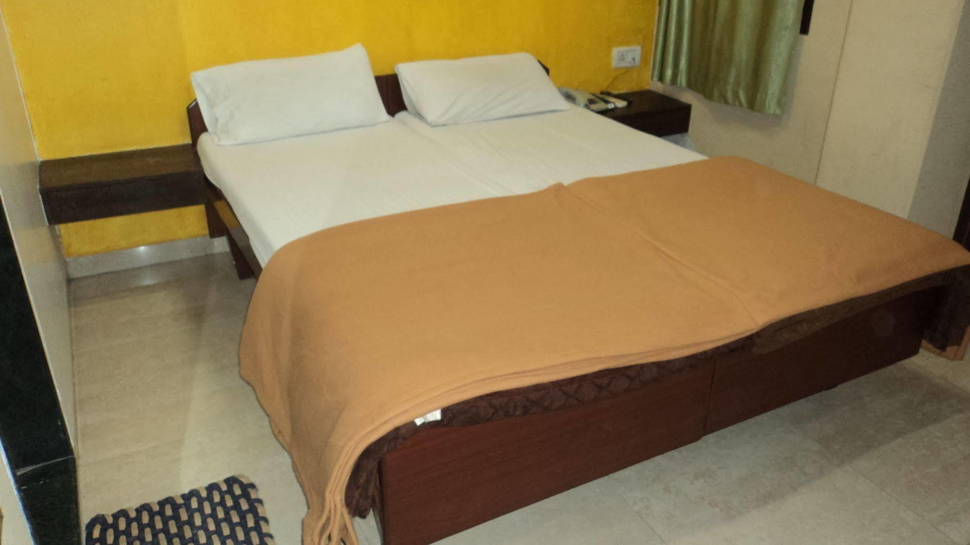 Benazeer Hotel مومباي المظهر الخارجي الصورة